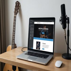 Laptop z otwartą stroną internetową, mikrofon, gitara akustyczna, myszka na drewnianym biurku.