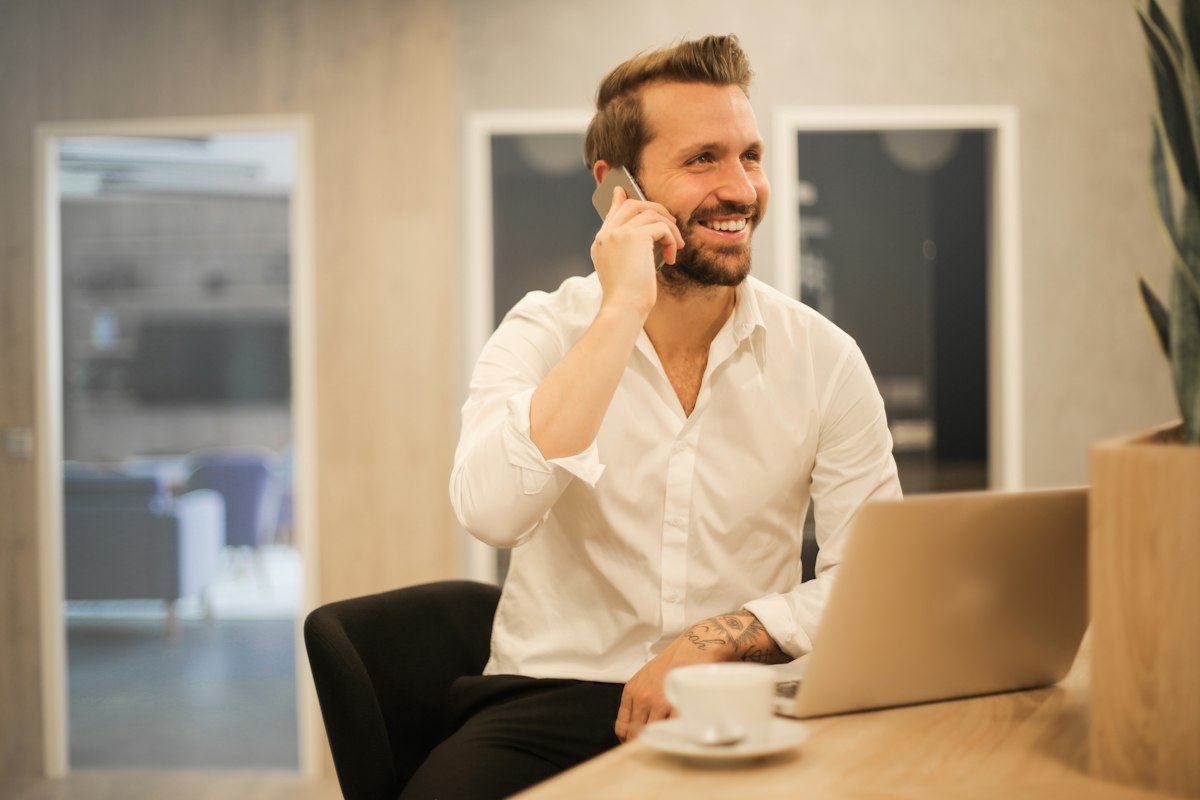 Właściciel firmy rozmawia przez telefon z klientem