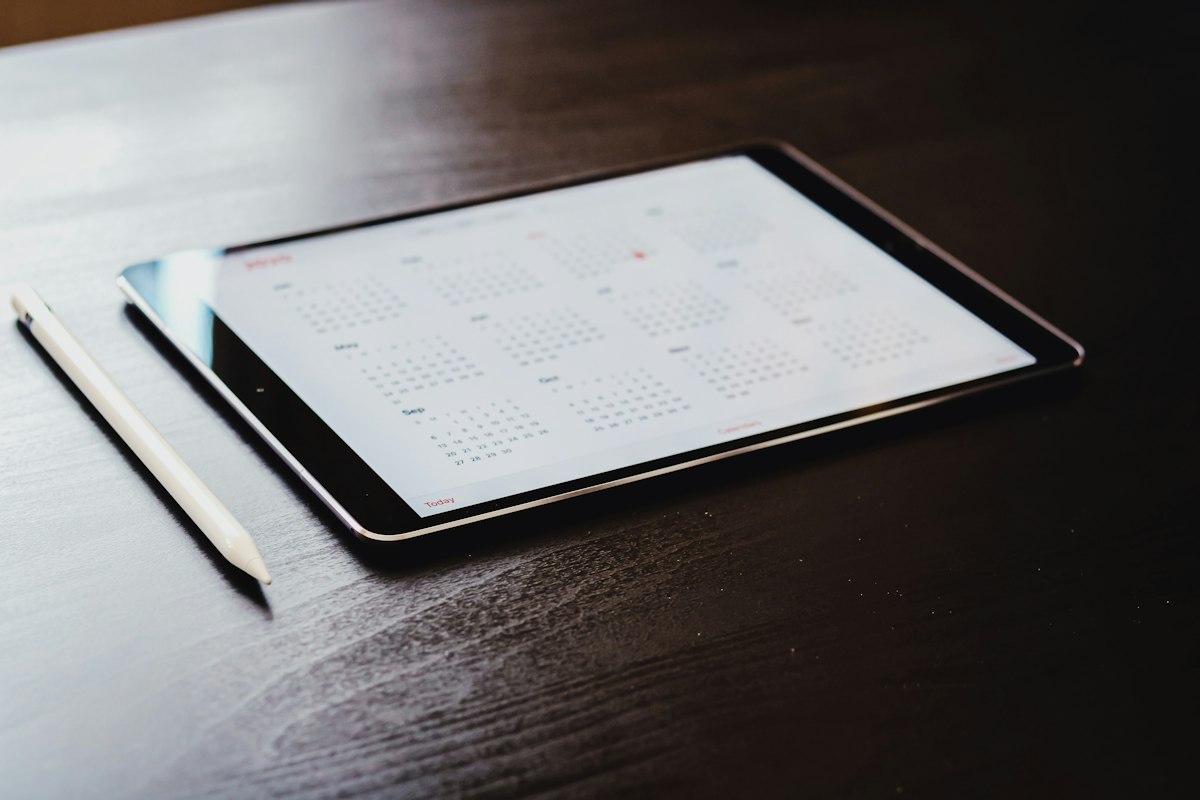 Tablet z kalendarzem rezerwacji